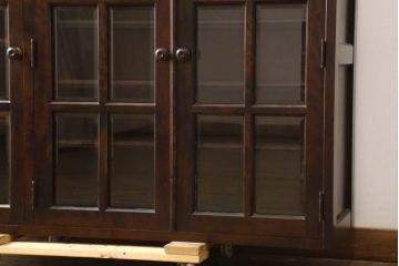 中古　北海道民芸家具　脚(台輪)付きリメイク　シックな大人空間を演出してくれるキャビネット(食器棚、カップボード、収納棚、戸棚、飾り棚、本箱、ブックケース、サイドボード、サイドキャビネット、店舗什器)(R-061279)