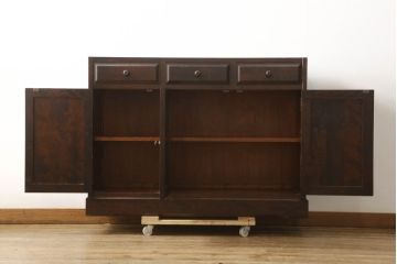 中古　北海道民芸家具　天板リメイク　上品な佇まいが落ち着きのある空間を演出するサイドボード(収納棚、戸棚、食器棚、カップボード、サイドキャビネット)(R-061283)