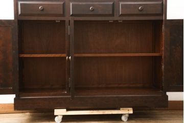 中古　北海道民芸家具　天板リメイク　上品な佇まいが落ち着きのある空間を演出するサイドボード(収納棚、戸棚、食器棚、カップボード、サイドキャビネット)(R-061283)