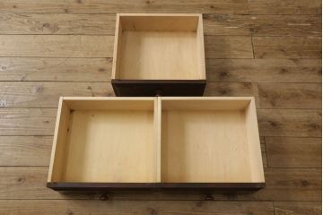 中古　北海道民芸家具　天板リメイク　上品な佇まいが落ち着きのある空間を演出するサイドボード(収納棚、戸棚、食器棚、カップボード、サイドキャビネット)(R-061283)