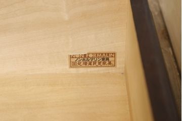 中古　北海道民芸家具　天板リメイク　上品な佇まいが落ち着きのある空間を演出するサイドボード(収納棚、戸棚、食器棚、カップボード、サイドキャビネット)(R-061283)