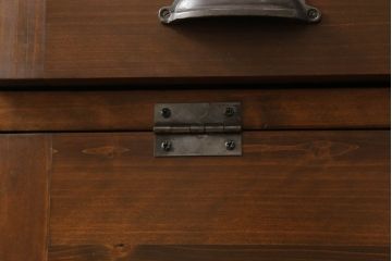 ラフジュ工房オリジナル　古建具リメイク　脚付き　昭和レトロな雰囲気がおしゃれなパタパタ扉の収納棚(戸棚、キャビネット、下駄箱、靴箱)(R-061285)