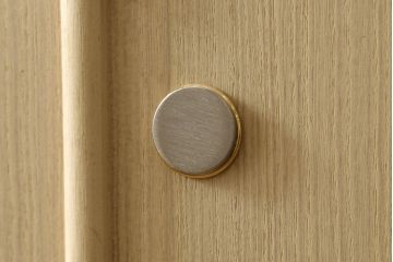中古　金具の意匠が魅力!上品な佇まいの加茂総桐箪笥(胴厚、総桐たんす、着物箪笥、衣装箪笥、和タンス、引き出し)(R-061286)