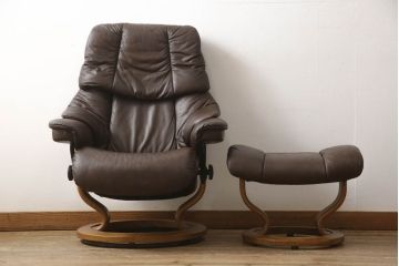 中古　美品　EKORNES(エコーネス)　本革　オットマン付き　ストレスレス レノ クラシック(M)(アームチェア、リクライニングチェア、椅子、一人掛けソファ、1Pソファ)(定価約37万9千円)(R-061287)