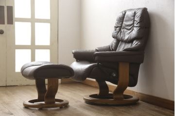 中古　美品　EKORNES(エコーネス)　本革　オットマン付き　ストレスレス レノ クラシック(M)(アームチェア、リクライニングチェア、椅子、一人掛けソファ、1Pソファ)(定価約37万9千円)(R-061287)