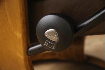 中古　美品　EKORNES(エコーネス)　本革　オットマン付き　ストレスレス レノ クラシック(M)(アームチェア、リクライニングチェア、椅子、一人掛けソファ、1Pソファ)(定価約37万9千円)(R-061288)