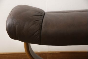 中古　美品　EKORNES(エコーネス)　本革　オットマン付き　ストレスレス レノ クラシック(M)(アームチェア、リクライニングチェア、椅子、一人掛けソファ、1Pソファ)(定価約37万9千円)(R-061288)