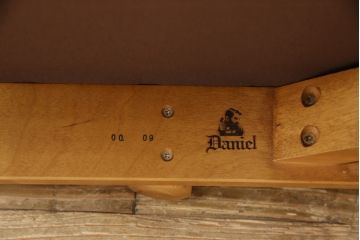 中古　美品　横浜ダニエル(daniel)　LD(エルディー)シリーズ　A-541　クラシカルな佇まいが目を引くアームチェア(ダイニングチェア、椅子)(定価約23万円)(R-061290)