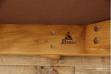 中古　美品　横浜ダニエル(daniel)　LD(エルディー)シリーズ　A-541　クラシカルな佇まいが目を引くアームチェア(ダイニングチェア、椅子)(定価約23万円)(R-061291)