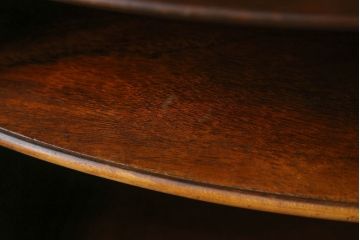 アメリカビンテージ　オーク材　棚と引き出し付き!クラシカルな佇まいのサイドテーブル(ナイトテーブル、エンドテーブル、ヴィンテージ、収納棚)(R-061295)