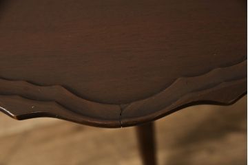 アメリカビンテージ　マホガニー材　天板と脚の凝った造りが魅力的なコーヒーテーブル(カフェテーブル、サイドテーブル、ラウンドテーブル、ヴィンテージ)(R-061296)