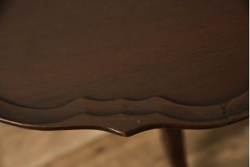 アメリカビンテージ　マホガニー材　天板と脚の凝った造りが魅力的なコーヒーテーブル(カフェテーブル、サイドテーブル、ラウンドテーブル、ヴィンテージ)(R-061296)