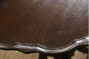 アメリカビンテージ　マホガニー材　天板と脚の凝った造りが魅力的なコーヒーテーブル(カフェテーブル、サイドテーブル、ラウンドテーブル、ヴィンテージ)(R-061296)