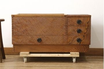中古　工芸家具　高級杉材　浮造り仕上げ　浮き上がるくっきりとした木目が美しい長火鉢(囲炉裏、ローテーブル)(R-061309)