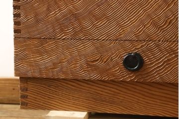 中古　工芸家具　高級杉材　浮造り仕上げ　浮き上がるくっきりとした木目が美しい長火鉢(囲炉裏、ローテーブル)(R-061309)