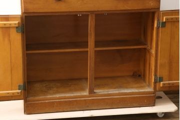アメリカビンテージ　パイン材　ナチュラルテイストにぴったりのシンプルなキッチンキャビネット(カップボード、食器棚、収納棚)(R-061311)