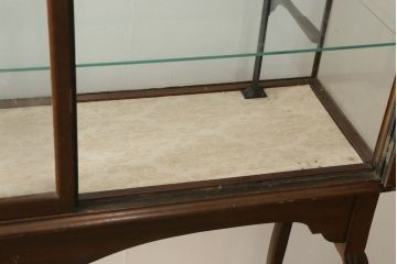 イギリスアンティーク　最高級　マホガニー材　華奢な猫脚が美しいショーケース(ガラスケース、飾り棚、収納棚、陳列棚、キャビネット、店舗什器)(R-061318)
