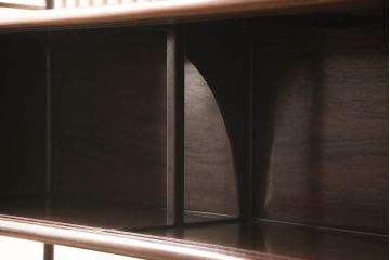 中古　伝統工芸品　大阪唐木指物　紫檀(シタン)材　総漆塗り　縦横の格子がすっきりとした印象の飾り棚(茶棚、違い棚、戸棚、収納棚)(R-061320)