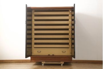 中古　漆絵風　落ち着いた色使いが上品な和タンス(和箪笥、和たんす、着物箪笥、衣装箪笥、引き出し)(R-061323)