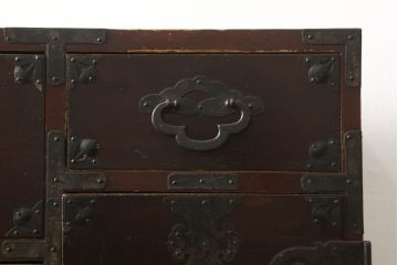 和製アンティーク　前面栗材　使い込まれた味わいが魅力的な米沢箪笥(重ね箪笥、和たんす、収納箪笥、時代箪笥、整理タンス、引き出し)(R-061326)