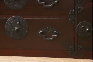 和製アンティーク　前面栗材　使い込まれた味わいが魅力的な米沢箪笥(和たんす、収納箪笥、時代箪笥、整理タンス、ローチェスト、引き出し、ローボード)(R-061327)
