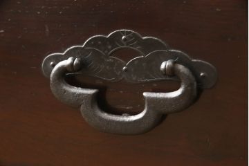 和製アンティーク　前面栗材　使い込まれた味わいが魅力的な米沢箪笥(和たんす、収納箪笥、時代箪笥、整理タンス、ローチェスト、引き出し、ローボード)(R-061327)