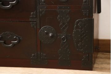 和製アンティーク　前面栗材　使い込まれた味わいが魅力的な米沢箪笥(和たんす、収納箪笥、時代箪笥、整理タンス、ローチェスト、引き出し、ローボード)(R-061327)