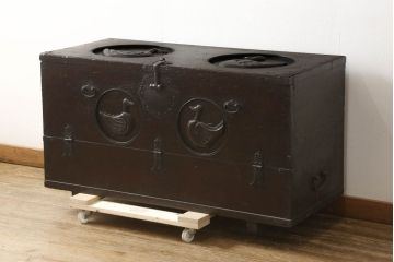 アンティーク家具　希少!!李朝古民具　18世紀頃　朝鮮王朝時代　松材　珍しい彫刻入りの李朝バンダジ(バンダチ、半閉櫃、李朝箪笥、時代箪笥、収納箪笥、収納棚)(R-061329)