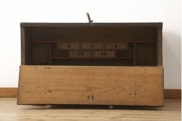 アンティーク家具　希少!!李朝古民具　18世紀頃　朝鮮王朝時代　松材　珍しい彫刻入りの李朝バンダジ(バンダチ、半閉櫃、李朝箪笥、時代箪笥、収納箪笥、収納棚)(R-061329)