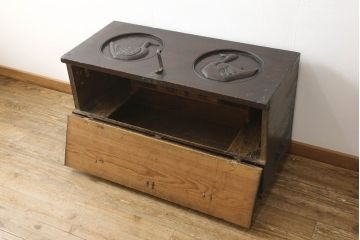 アンティーク家具　希少!!李朝古民具　18世紀頃　朝鮮王朝時代　松材　珍しい彫刻入りの李朝バンダジ(バンダチ、半閉櫃、李朝箪笥、時代箪笥、収納箪笥、収納棚)(R-061329)