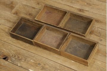 アンティーク家具　希少!!李朝古民具　18世紀頃　朝鮮王朝時代　松材　珍しい彫刻入りの李朝バンダジ(バンダチ、半閉櫃、李朝箪笥、時代箪笥、収納箪笥、収納棚)(R-061329)