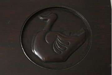 アンティーク家具　希少!!李朝古民具　18世紀頃　朝鮮王朝時代　松材　珍しい彫刻入りの李朝バンダジ(バンダチ、半閉櫃、李朝箪笥、時代箪笥、収納箪笥、収納棚)(R-061329)