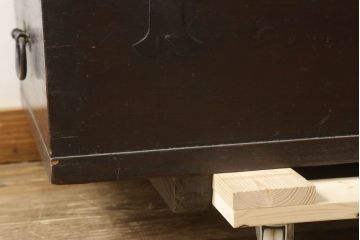 アンティーク家具　希少!!李朝古民具　18世紀頃　朝鮮王朝時代　松材　珍しい彫刻入りの李朝バンダジ(バンダチ、半閉櫃、李朝箪笥、時代箪笥、収納箪笥、収納棚)(R-061329)
