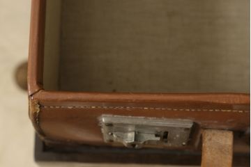 イギリスアンティーク　ガラス天板付き　一味違ったおしゃれな空間づくりにおすすめのトランクサイドテーブル(カフェテーブル、コーヒーテーブル)(R-061332)