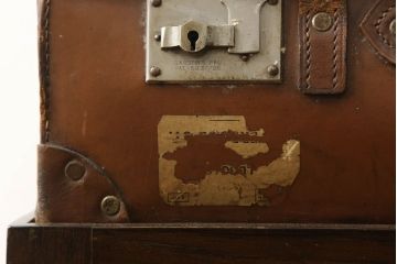 イギリスアンティーク　ガラス天板付き　一味違ったおしゃれな空間づくりにおすすめのトランクサイドテーブル(カフェテーブル、コーヒーテーブル)(R-061332)
