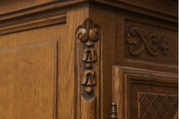 イギリスビンテージ　オーク材　細やかな彫刻や金具がエレガントなサイドボード(収納棚、戸棚、サイドキャビネット、ヴィンテージ)(R-061333)
