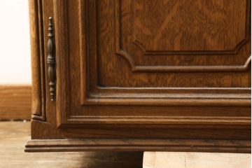 イギリスビンテージ　オーク材　細やかな彫刻や金具がエレガントなサイドボード(収納棚、戸棚、サイドキャビネット、ヴィンテージ)(R-061333)