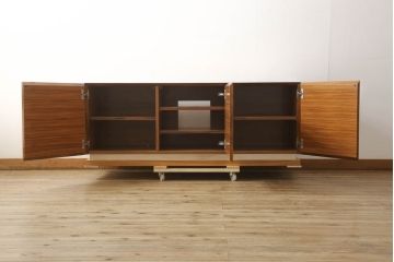 中古　美品　イタリア　メデア(Medea)　モダンデザイン　木とメタルの組み合わせがかっこいいサイドボード(テレビボード、テレビ台、ローボード、収納棚、キャビネット、戸棚)(定価約58万円)(R-061334)