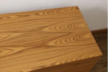 中古　美品　イタリア　メデア(Medea)　モダンデザイン　木とメタルの組み合わせがかっこいいサイドボード(テレビボード、テレビ台、ローボード、収納棚、キャビネット、戸棚)(定価約58万円)(R-061334)