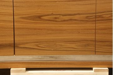 中古　美品　イタリア　メデア(Medea)　モダンデザイン　木とメタルの組み合わせがかっこいいサイドボード(テレビボード、テレビ台、ローボード、収納棚、キャビネット、戸棚)(定価約58万円)(R-061334)