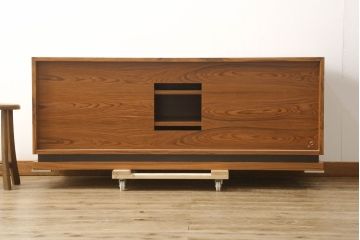 中古　美品　イタリア　メデア(Medea)　モダンデザイン　木とメタルの組み合わせがかっこいいサイドボード(テレビボード、テレビ台、ローボード、収納棚、キャビネット、戸棚)(定価約58万円)(R-061334)