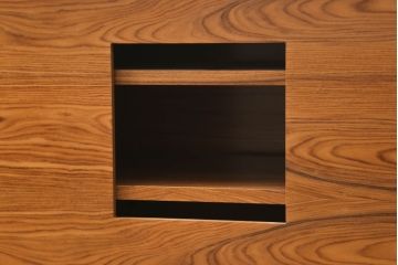 中古　美品　イタリア　メデア(Medea)　モダンデザイン　木とメタルの組み合わせがかっこいいサイドボード(テレビボード、テレビ台、ローボード、収納棚、キャビネット、戸棚)(定価約58万円)(R-061334)