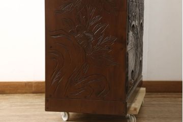 中古　美品　大胆に施された彫刻が目を引く日光彫りのチェスト(小箪笥、タンス、引き出し、衣装タンス、収納箪笥)(定価約70万円)(R-061336)