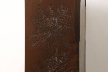 中古　美品　大胆に施された彫刻が目を引く日光彫りのチェスト(小箪笥、タンス、引き出し、衣装タンス、収納箪笥)(定価約70万円)(R-061336)