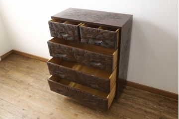 中古　美品　大胆に施された彫刻が目を引く日光彫りのチェスト(小箪笥、タンス、引き出し、衣装タンス、収納箪笥)(定価約70万円)(R-061336)