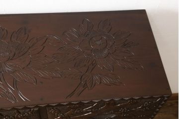 中古　美品　大胆に施された彫刻が目を引く日光彫りのチェスト(小箪笥、タンス、引き出し、衣装タンス、収納箪笥)(定価約70万円)(R-061336)