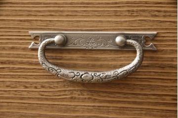 中古　美品　伝統工芸品　加茂桐箪笥　脚付き　和モダンスタイルにぴったりな総桐箪笥(和タンス、衣装箪笥、着物箪笥、桐たんす、引き出し、サイドチェスト)(定価約70万円)(R-061337)