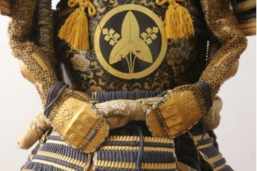 全長170cm　荘厳で迫力に満ちた等身鎧(兜、甲冑、鎧立て、箱付き、五月人形、子供の日、端午の節句、武者人形、家紋、丸に沢瀉)(R-061341)
