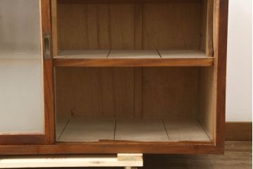 和製アンティーク　前面欅(ケヤキ)材　古き良き時代の趣が溢れる収納棚(戸棚、キャビネット、茶棚)(R-061344)