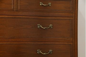 中古 美品　DREXEL HERITAGE(ドレクセルヘリテイジ)　Touraine(ツーレイン)　マホガニー材製の贅沢なアンティーク調チェスト(引き出し、サイドチェスト)(R-061346)